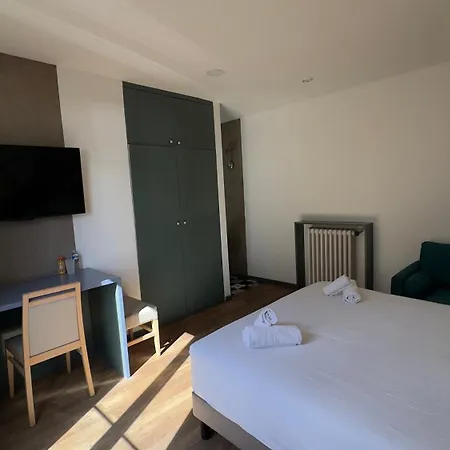 Alma Hotel Courbevoie